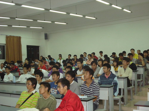 机械学院大一新生在听麻豆传媒田瑞琪老师讲座